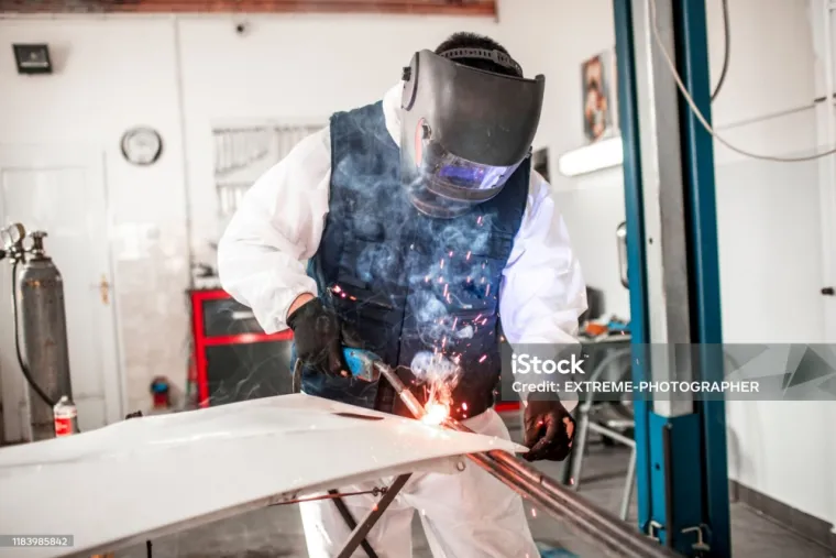 Redressage et Réparation : l'Art du Carrossier pour redonner vie à votre véhicule, Mérignies, AFO Carrosserie